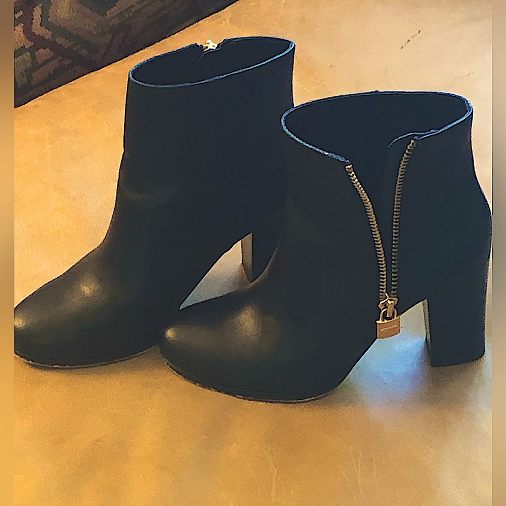 Michael Kors Black Leather Booties , Gold Side Zip With Lock Pull Woman’s 7 1/2 - Picture 5 of 15